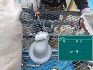 塗料を撹拌する作業員