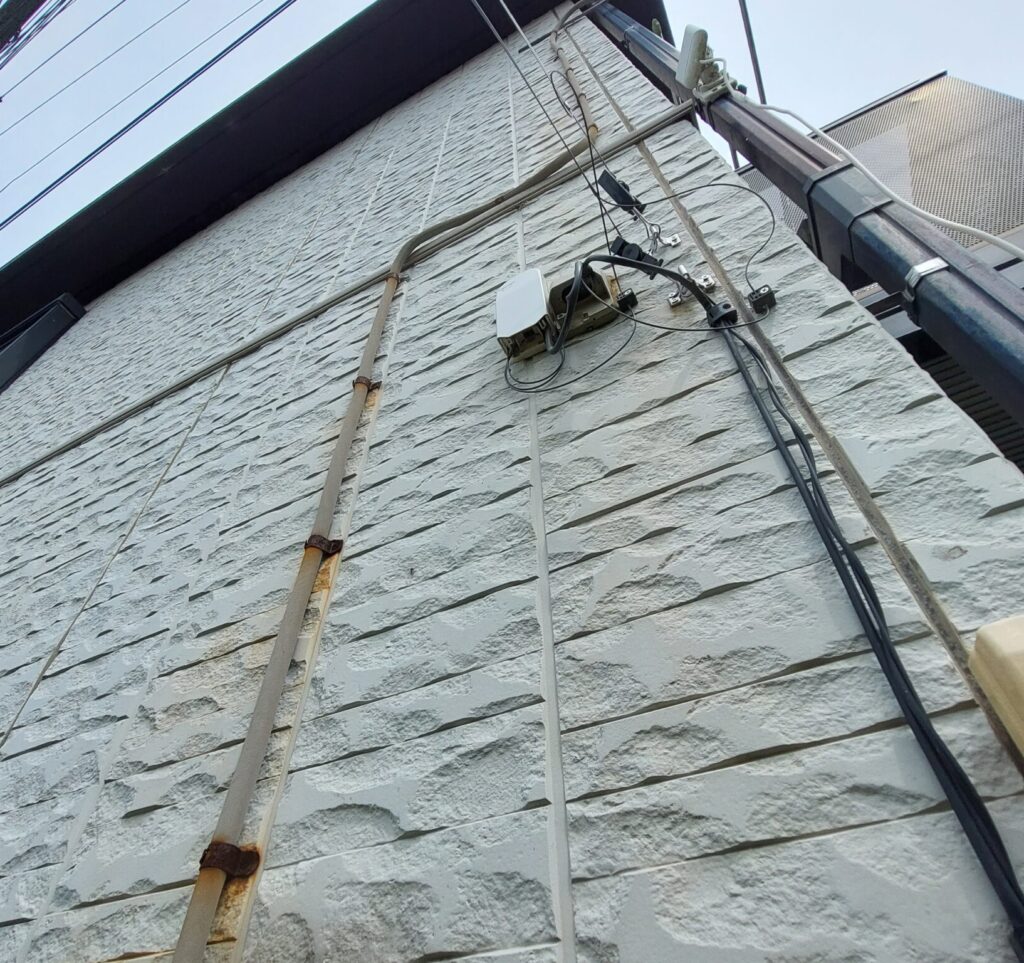 住宅の外壁とベランダ