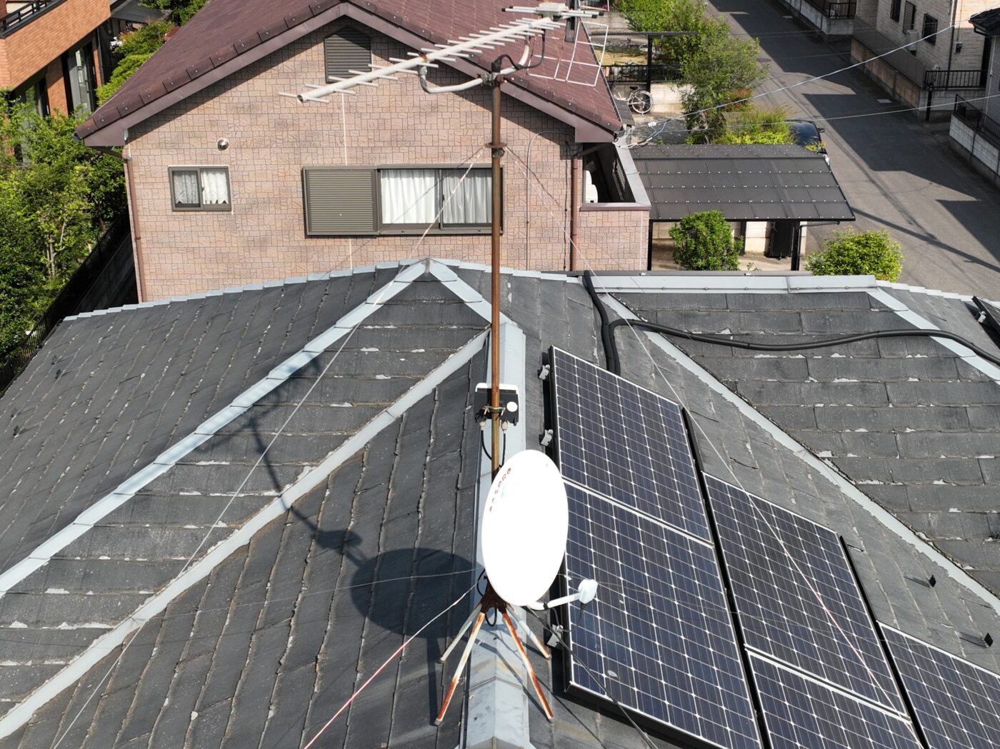 太陽光パネルのある屋根